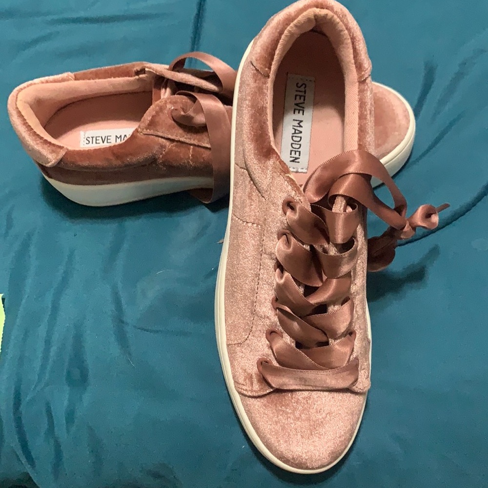 Rose velvet ribbon sneakers